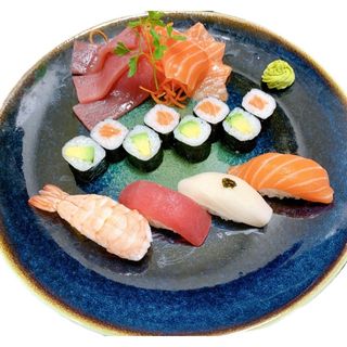 Mixto De Sushi Y Sashimi