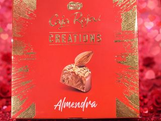 Bombones caja roja con almendra