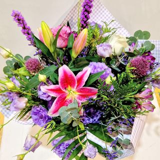 Ramo variado grande en tonos morado y lila.
