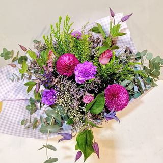 Ramo variado mediano en todos morados y lilas