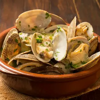 Almejas al ajillo