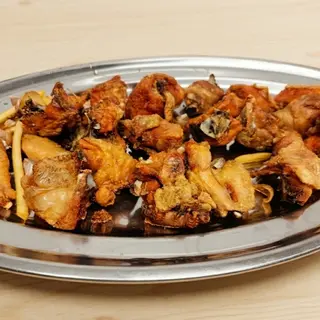 1/2 Pollo Frito al ajillo Con Patatas