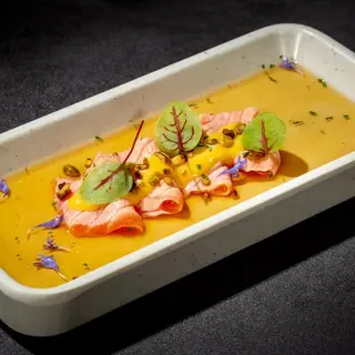 138. Carpaccio salmon flambeado (4 Uds.)