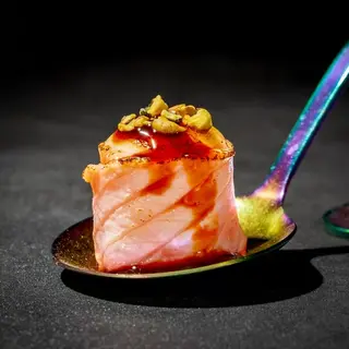 144. Bigne salmon flambeado (2 Uds.)