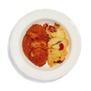 Filetes rusos con salsa de tomate y patatas panadera calientes