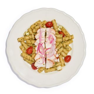 Ensalada de pasta con pollo marinado