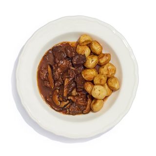 Carrillera de ternera con guiso de setas con patatas rústidas caliente