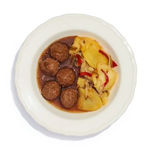 Albóndigas encebolladas calientes con patatas panadera caliente