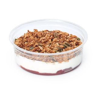 Yogur con granola y mermelada de fresa
