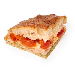 Focaccia de mortadela, parmesano, tomate seco y pesto
