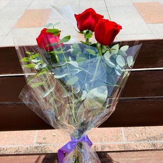 RAMO DE 3 ROSAS ROJAS