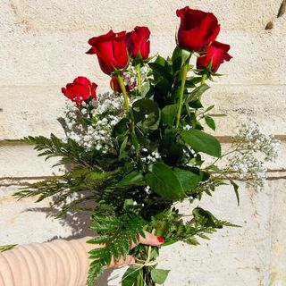 RAMO DE 6 ROSAS ROJAS