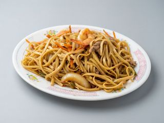 26. Tallarines Fritos Tres Delicias