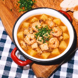 Guiso de patatas, sepia y gambones