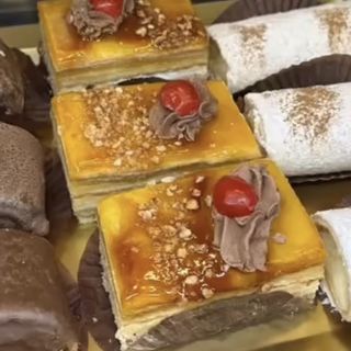 MEDIA DOCENA DE PASTELES SURTIDOS MILHOJAS