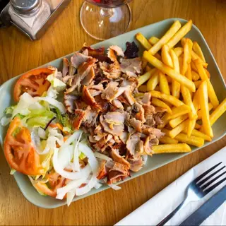 Plato Kebap Con Carne De Cordero Y Patatas Fritas