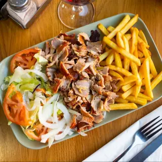 Plato Kebap Con Carne De Pollo Y Patatas Fritas
