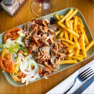 Plato Kebap Con Carne Mixta Y Patatas Fritas