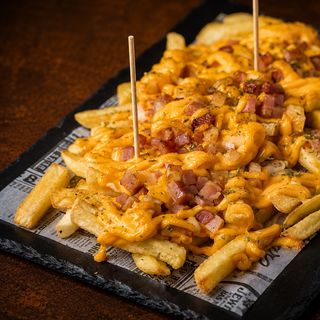 Patatas Fritas Con Bacon y Queso Gratinado