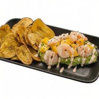 Langostinos sobre mango y guacamole