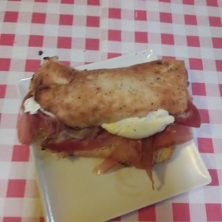 Pan focaccia casero serrano burrata