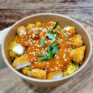 POLLO CRUJIENTE CON ARROZ AL CURRY.