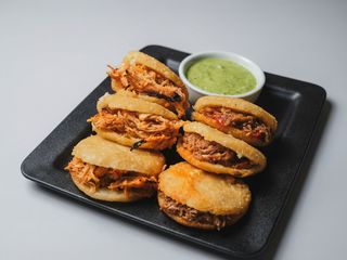 Arepitas fritas rellenas de pollo mechado con sabor venezolano(6uds.)
