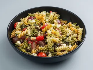 Pasta al Pesto de Nueces con Cherry, Uvas y Bayas de Goji