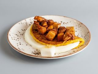 Cachapa con Chicharrón y Queso