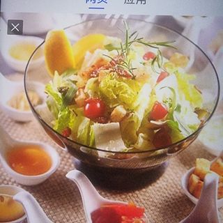 Ensalada De lechuga con pollo y aguacate