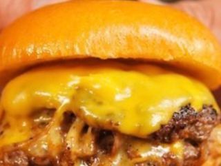 Cheeseburger con patatas dippers