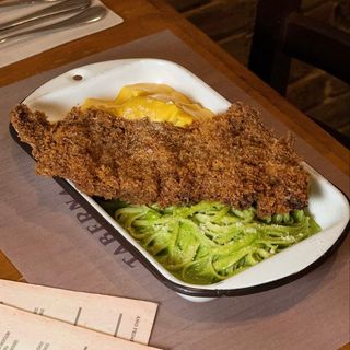 Tallarin verde con milanesa y papa a la huancaina