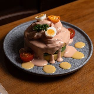 Causa de cóctel de langostinos