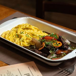 Tallarin a la huancaina con Lomo Saltado