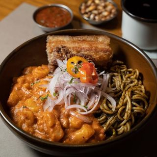 Carapulcra con sopa seca y cerdo frito 