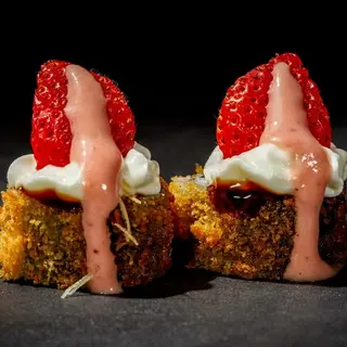165. Maki Hosofrito Salmón Con Fresa (8 Uds.)