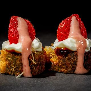 165. Maki Hosofrito Salmón Con Fresa (8 Uds.)
