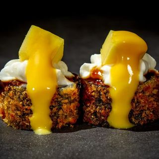 164. Maki Hosofrito Salmón Con Mango (8 Uds.)