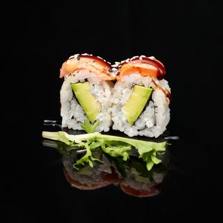 u134. Uramaki salmon flambeado aguacate y queso(8 Uds.)