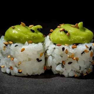 173. Uramaki salmon aguacate (8 Uds.)