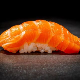 100. Nigiri Salmón (2 Uds.)
