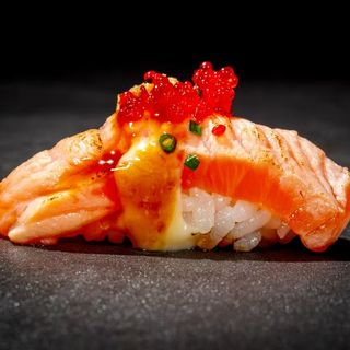 102. Nigiri salmon especial (2 Uds.)