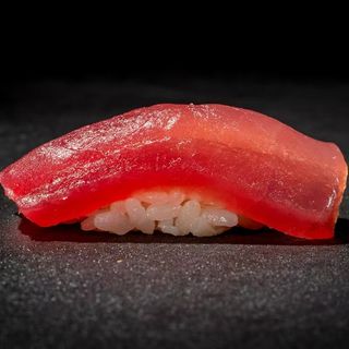 105. Nigiri atun (2 Uds.)