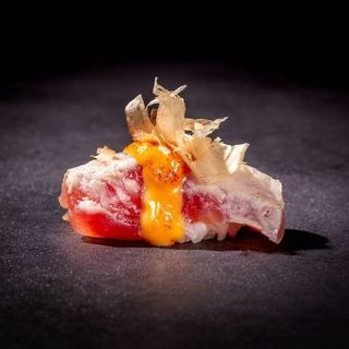 106. Nigiri atun flambeado (2 Uds.)