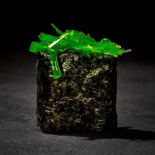 157. Gunkan wakame (2 Uds.)