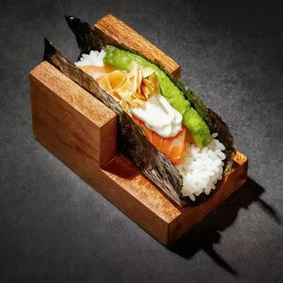 169. Temaki salmon (1 Ud.)