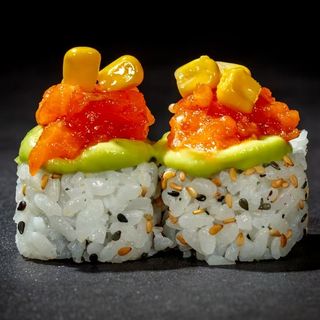 197. Uramaki salmon maiz (8 Uds.)