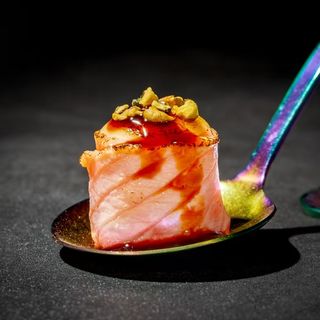 144. Bigne salmon flambeado (2 Uds.)