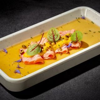 138. Carpaccio salmon flambeado (4 Uds.)