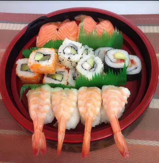 E8. Sushi Maki Mixto (20  Uds.)